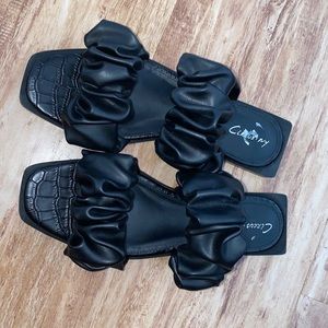 CIRCUS Rare black scrunchy sandals 🖤 iggy